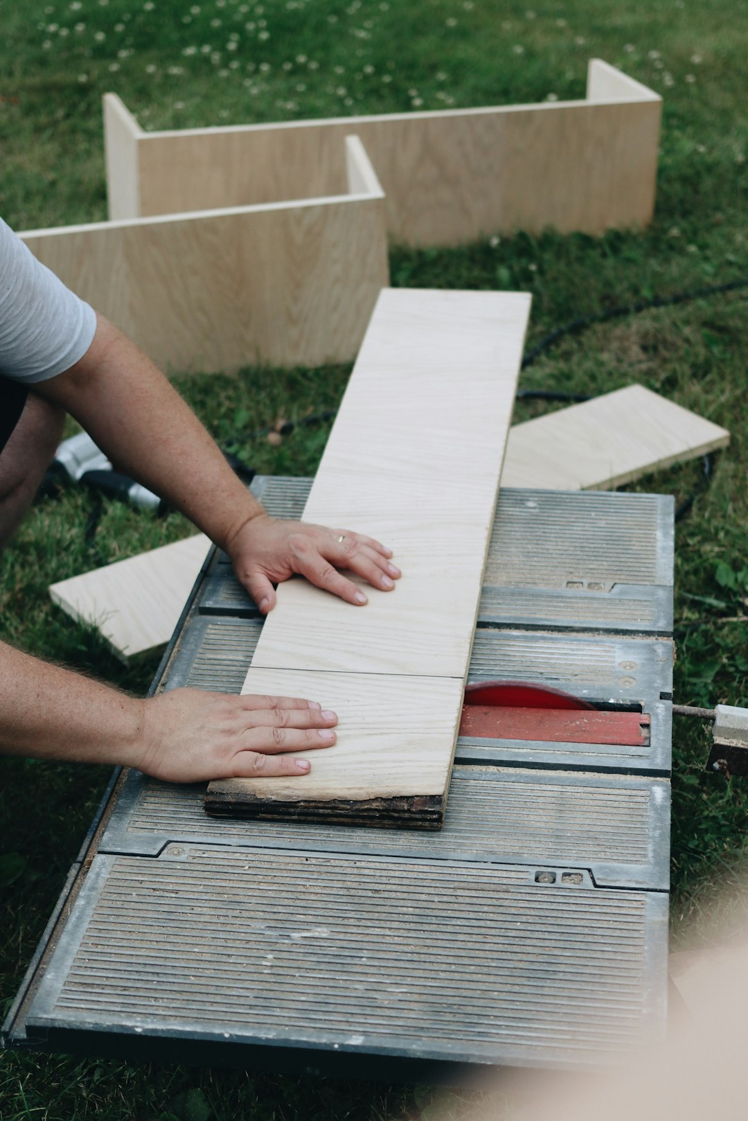 services-02 Man using a table saw